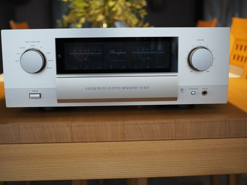 4836572 2009 Accuphase E-450